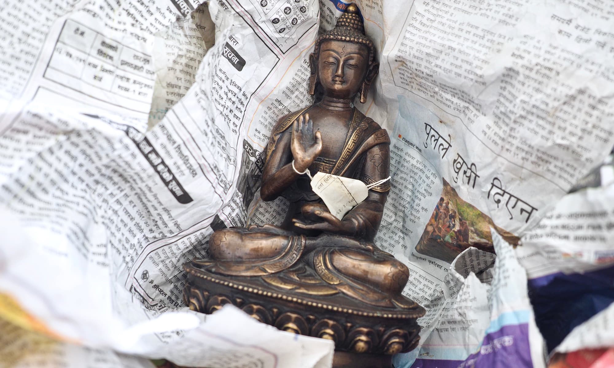 Tibetische Buddhastatue aus Messing – Amoghasiddhi Buddha Statue | Foto: konsensor.de